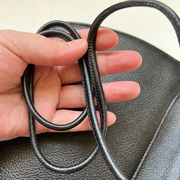 YVES SAINT LAURENT Sac à bandoulière en cuir Noir - Picture 8 of 12